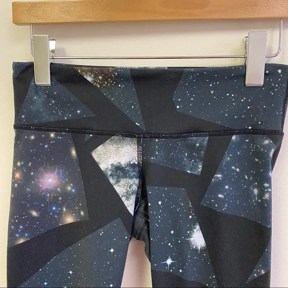 Alo Yoga || Geo Galaxy Capri‎ Leggings Space Black XS